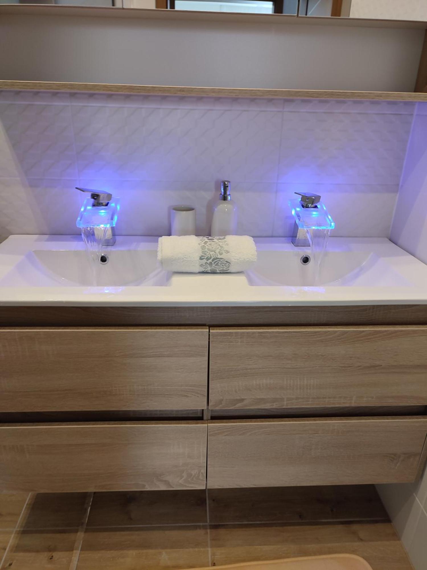 Gamma Apartmanok Es Jakuzzi Miskolc Oda fotoğraf