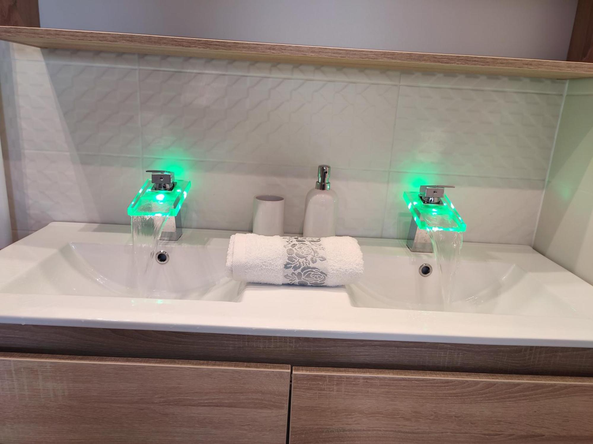 Gamma Apartmanok Es Jakuzzi Miskolc Oda fotoğraf