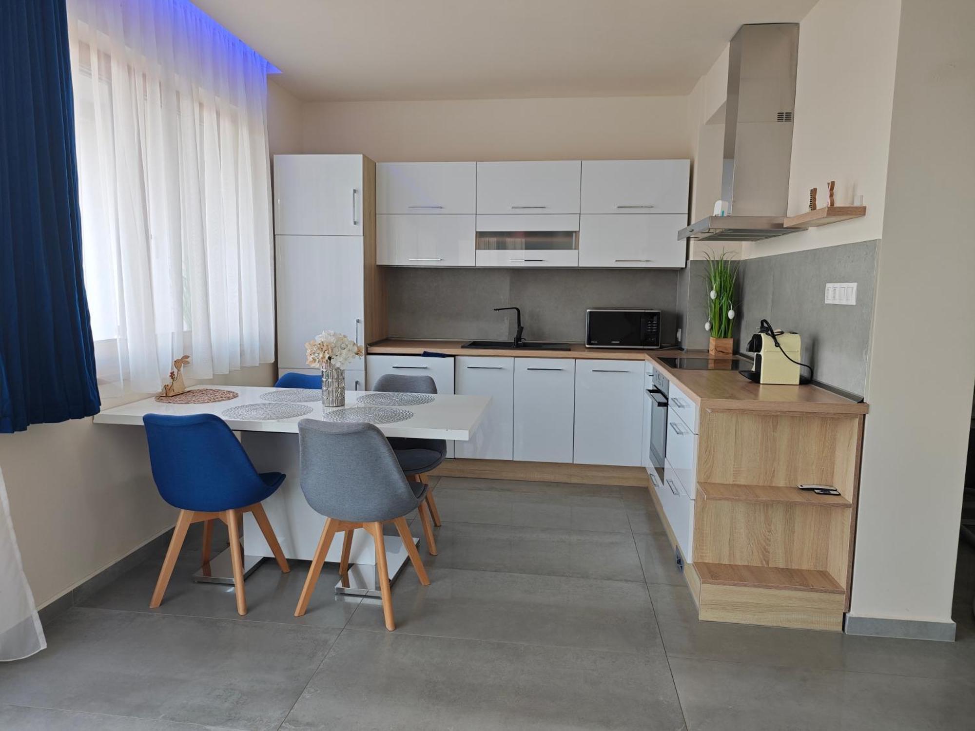 Gamma Apartmanok Es Jakuzzi Miskolc Oda fotoğraf